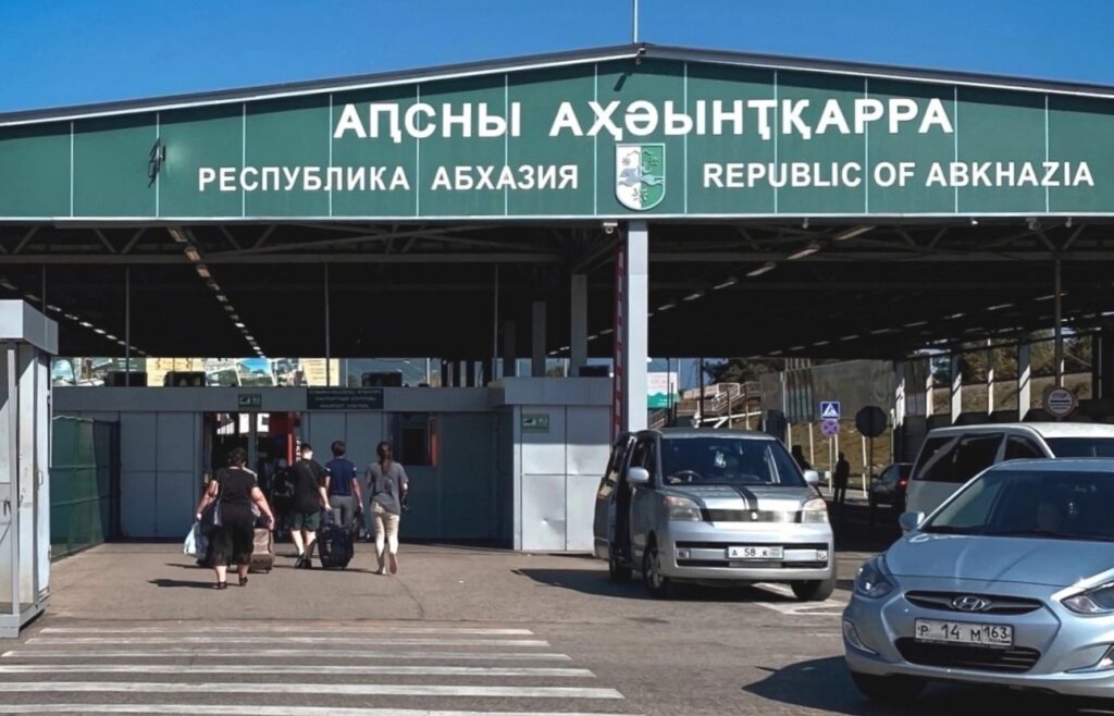 Как лучше пересекать границу с Абхазией: пешком или на машине?